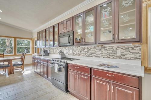 Dapur atau dapur kecil di Redmore Lakefront Retreat on East Lake Okoboji