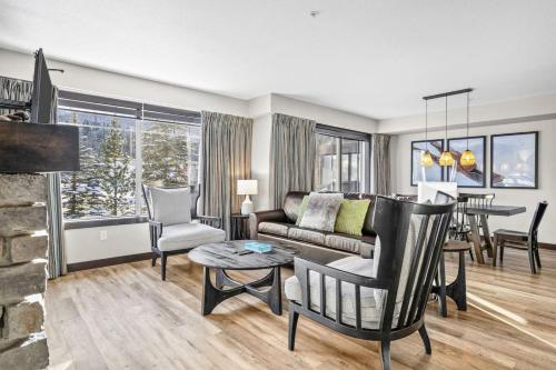 ein Wohnzimmer mit Couch und Tisch in der Unterkunft Bears Den 2BR Getaway with Hot Tub, BBQ Near DT in Dead Man's Flats