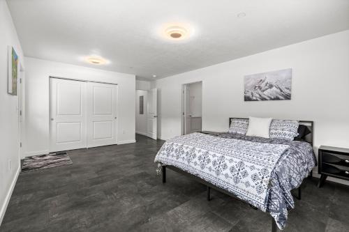 Un dormitorio con una cama y una pared blanca. en Silver Strike Condominiums Unit 1 Two Bedroom Two Bath, en Kellogg