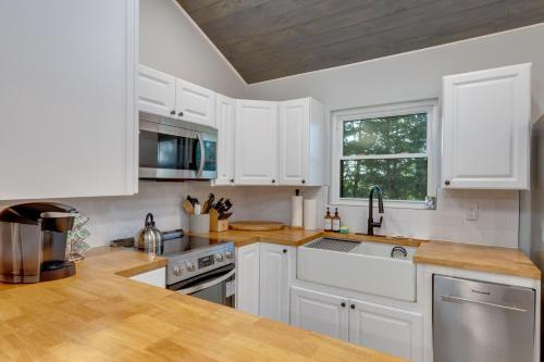 Η κουζίνα ή μικρή κουζίνα στο The White Lodge 4BDR Sleeps 8 with Fire Pit