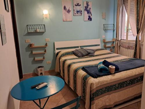 sypialnia z łóżkiem i niebieskim stołem w obiekcie B&B Twins w Rzymie