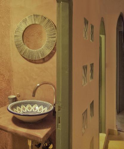 un baño con lavabo y espejo en Imswell surf camp, en Imsouane