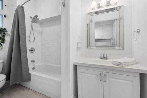 Un baño con lavabo, ducha y espejo. en Suite Jardin, en Quebec