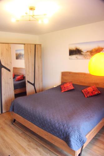 a bedroom with a bed and two bunk beds at Lust auf Meer - Ferienwohnung mit Terrasse & Sauna in Garz