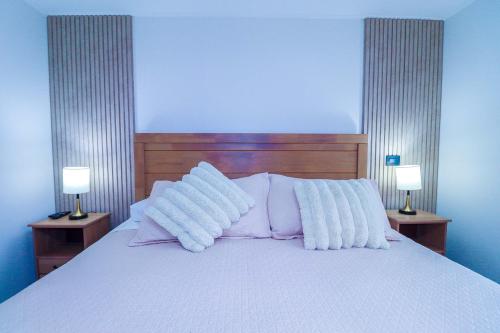 Postel nebo postele na pokoji v ubytování HOM I Vista Parcial al lago 2D2B