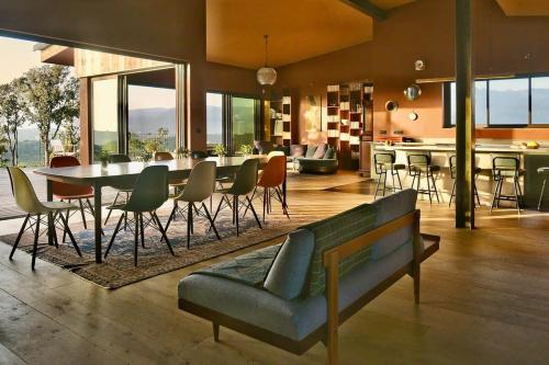 una sala da pranzo e una cucina con tavolo e sedie di Lenza Barn Villa by Boutique Scenic Corsica a Viagenti