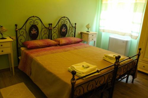 a bedroom with a large bed with yellow towels on it at Antas in Padria