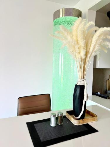 a vase with feathers in it sitting on a table at Travemünde Ruheoase mit Pool Sauna Parkplatz in Rönnau