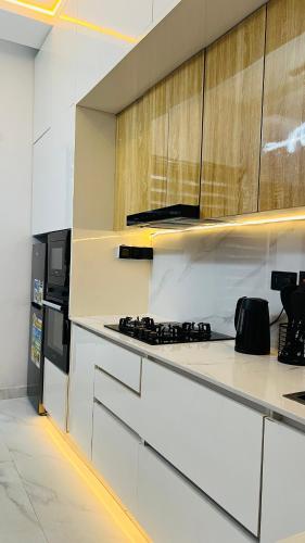Una cocina o zona de cocina en Nimbus Nook Apartments, GRA Ikeja, Lagos