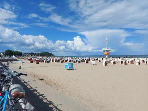 a beach with a lot of chairs and a cross at Travemünde Ruheoase mit Pool Sauna Parkplatz in Rönnau