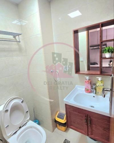 un baño con inodoro y lavabo en Megatower 3 5f29 Baguio Condo by Dei Gratia, en Baguio