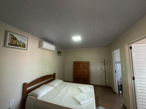 a bedroom with a bed in a room at Hotel Alto da Boa Vista in Analândia