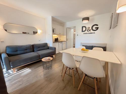 Lovely Apartment with Balcony - Golf course view - Free Parking and Heated Pool