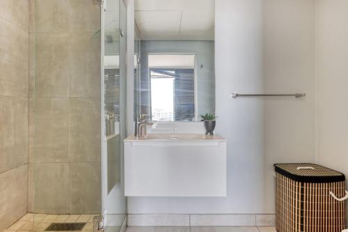 Ένα μπάνιο στο Cali Luxury Apartments 16 on Bree - Amber on Bree