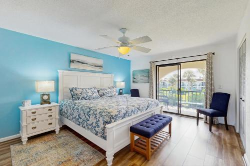 Ένα ή περισσότερα κρεβάτια σε δωμάτιο στο Ocean & pool-view condo with pool, patio, balcony & garage - walk to beach