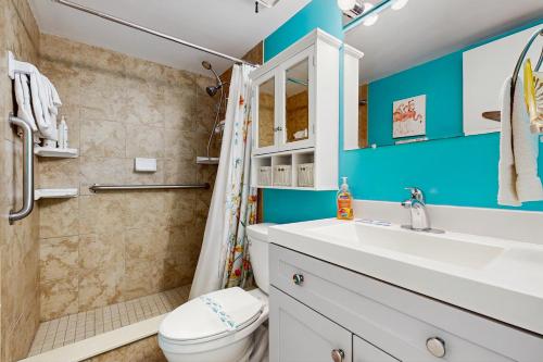 Ένα μπάνιο στο Ocean & pool-view condo with pool, patio, balcony & garage - walk to beach