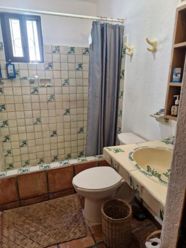 Koupelna v ubytování Casa Corazón Beachfront private room & terrace!