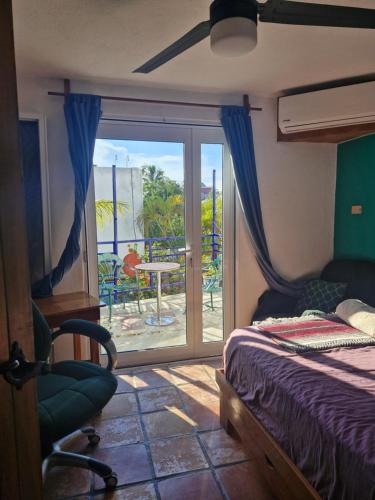 Postel nebo postele na pokoji v ubytování Casa Corazón Beachfront private room & terrace!