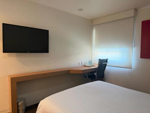 Hotel VM Express Queretaroにあるテレビまたはエンターテインメントセンター