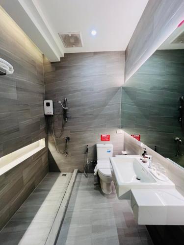 a bathroom with a sink and a toilet at Minitel at Hatyai in Ban Khlong Wa