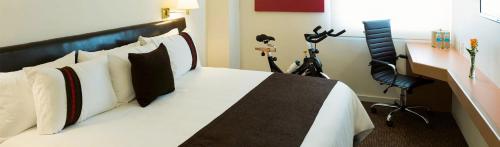 MendiolaにあるHotel VM Express Queretaroのベッドルーム1室(ベッド1台、デスク、椅子付)