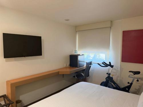 Hotel VM Express Queretaroにあるテレビまたはエンターテインメントセンター