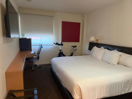Hotel VM Express Queretaroにあるテレビまたはエンターテインメントセンター