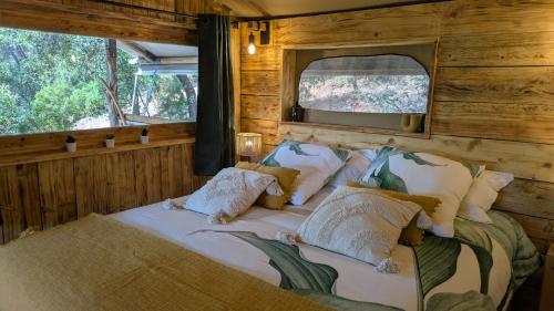 Ένα ή περισσότερα κρεβάτια σε δωμάτιο στο Le LODGE DE JULES