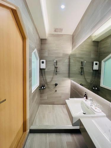 a bathroom with a sink and a shower at Minitel at Hatyai in Ban Khlong Wa