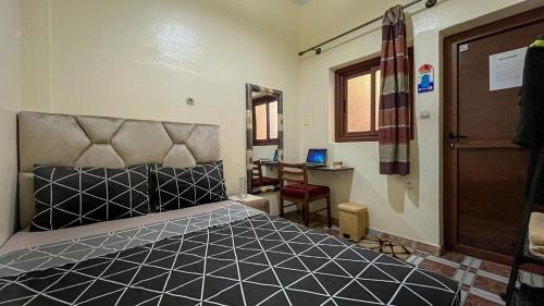 Un dormitorio con una cama grande en una habitación. en AGADIR hay al FARAH, en Agadir