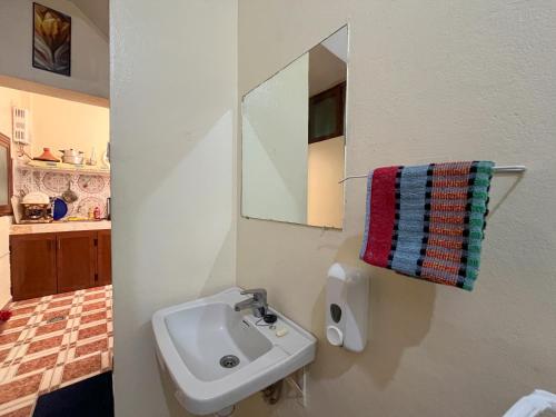 un baño con lavabo y espejo en AGADIR hay al FARAH, en Agadir