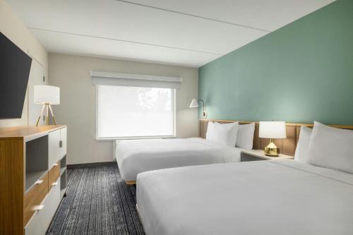 une chambre d'hôtel avec deux lits et une fenêtre dans l'établissement TownePlace Suites by Marriott Charlotte LoSo, à Charlotte