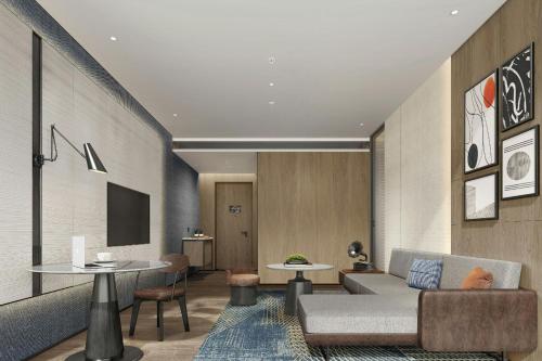 天津市にあるFour Points by Sheraton Tianjin Jiefang Bridgeのソファとテーブルのあるリビングルーム