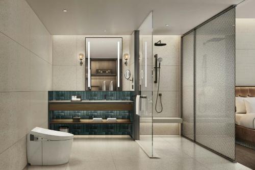 天津市にあるFour Points by Sheraton Tianjin Jiefang Bridgeのシャワー、トイレ、洗面台を備えたバスルーム