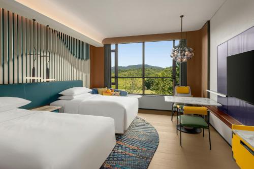 Postel nebo postele na pokoji v ubytování Renaissance Hangzhou Lin'an Hotel
