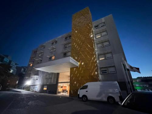 MendiolaにあるHotel VM Express Queretaroの建物の前に駐車された白いバン