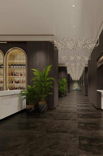 Un pasillo con una lámpara de araña y plantas en un edificio. en JW Marriott Hotel Tashkent, en Tashkent