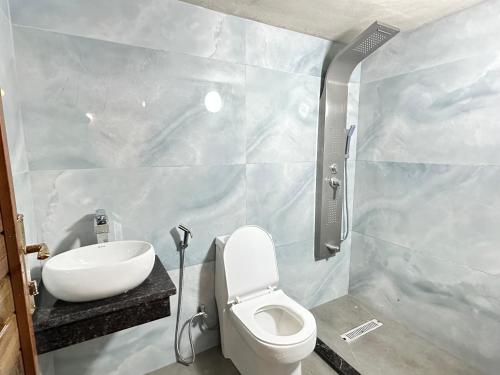 Un baño de شاليه كل الفصول