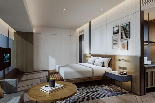 武漢市にあるFour Points by Sheraton Wuhan Hankouのベッドとテーブルのあるホテルの部屋