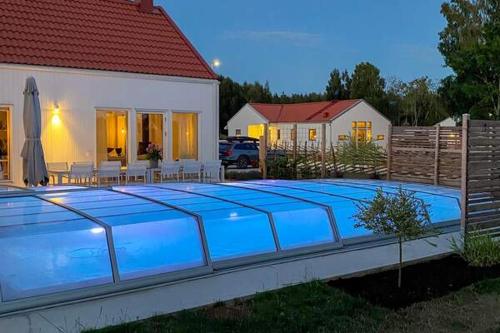 Swimmingpoolen hos eller tæt på Villa Gotland 12 bäddar