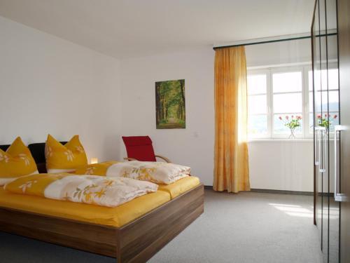 En eller flere senger på et rom på Ferienwohnung Wolfsberg