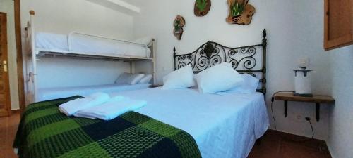 Un pat sau paturi într-o cameră la Casa Rural La Higuera