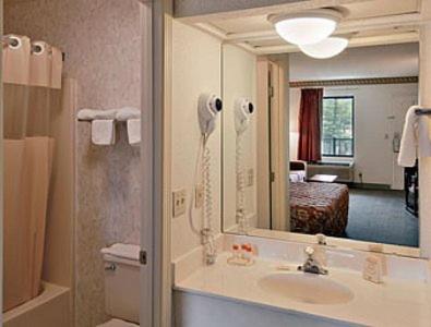 Koupelna v ubytování Days Inn by Wyndham Hendersonville