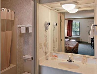 Ένα μπάνιο στο Days Inn by Wyndham Hendersonville