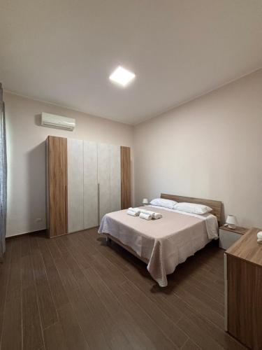 Un dormitorio con una cama y un armario. en La Fenice Central, en Reggio Calabria