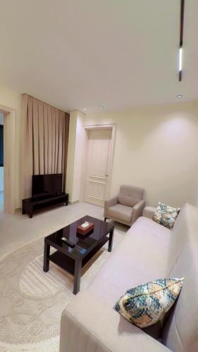 a living room with a couch and a coffee table at سكون للاجنحة الفندقية in Baghdad