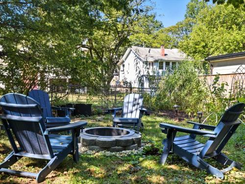 tre sedie e un focolare in un giardino di Bright & Spacious 3BR Cottage Minutes to DC a Brentwood