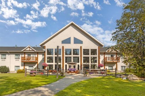 Κήπος έξω από το Best Western Plus Valemount Inn & Suites