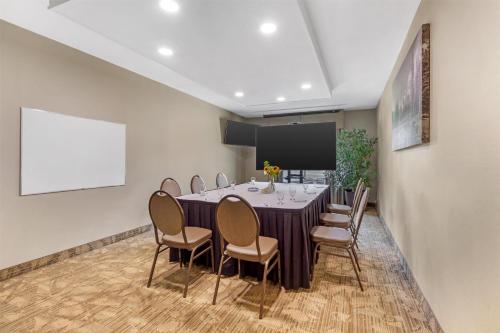 Μια τηλεόραση ή/και κέντρο ψυχαγωγίας στο Best Western Plus Valemount Inn & Suites