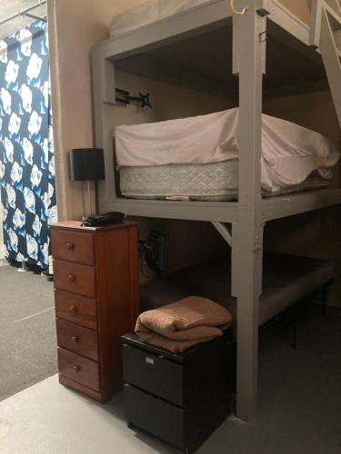 1 dormitorio con litera y vestidor en Artist Housing - Downtown, en Los Ángeles